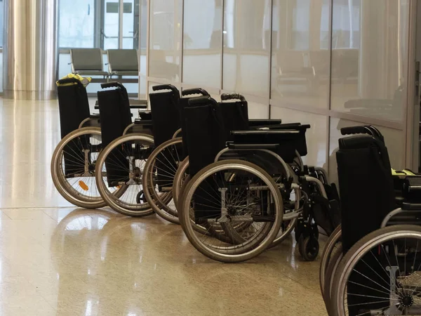 Rollstühle im Flughafen. Hilfe für Behinderte — Stockfoto