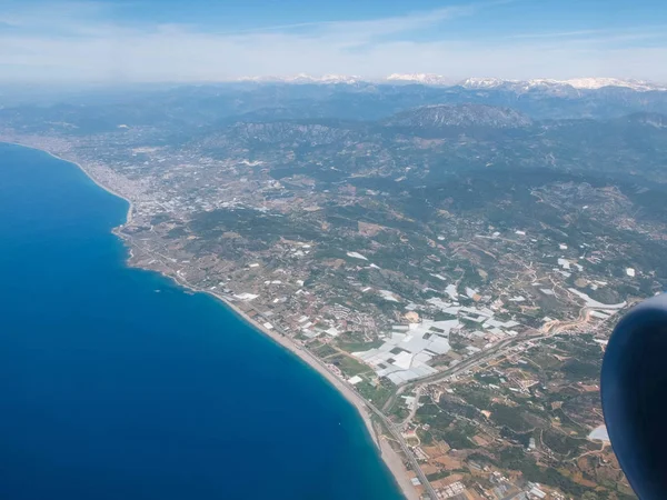 Côte turque de la mer Méditerranée près d'Alanya. Vue aérienne depuis un illuminateur plan — Photo
