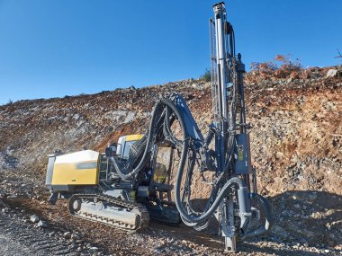 Sarı sondaj kulesi delme operasyonlarında delik açıyor.