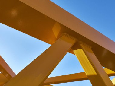 Birkaç demir kirişin açısal bağlantısı. Kule vinç parçaları