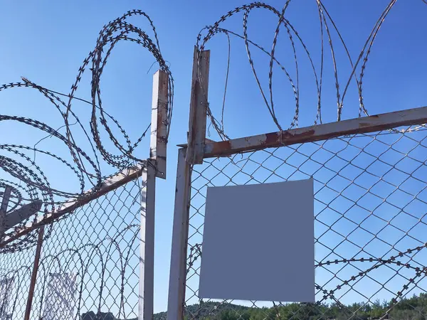 Prikkeldraad en hek met blanco weergave van kopieerruimte — Stockfoto