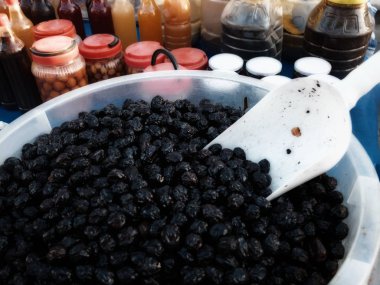 Market tezgahındaki kasede siyah zeytin turşusu