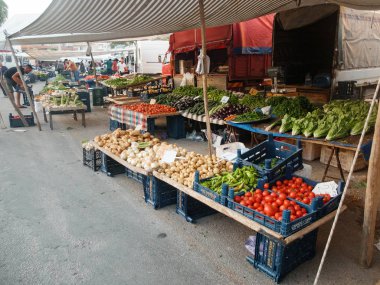 Türk pazarında sebze tezgahı