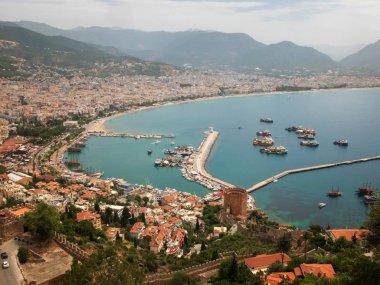 Alanya 'nın panoramik manzarası, limandaki deniz gemileri, Kizil Kule ve dağlar. Alanya, Antalya, Türkiye
