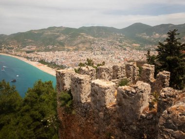 Akdeniz 'deki deniz gemileri, Kleopatra plajı, Alanya manzarası ve Antalya, Türkiye' deki Alanya Kalesi kulesi