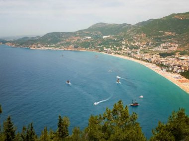 Akdeniz 'deki deniz gemileri, Kleopatra plajı ve Alanya Kalesi, Antalya, Türkiye' den Alanya manzarası