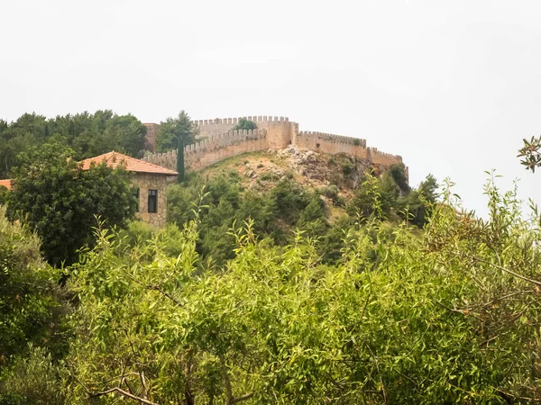 Alanya Castelo fortaleza parede e árvores. Alanya, Antalya, Turquia — Fotografia de Stock