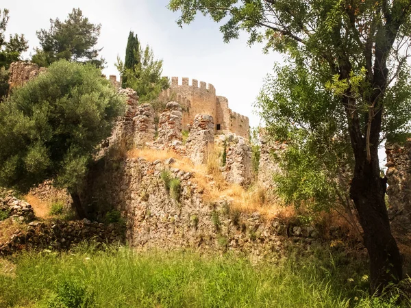 Alanya vár várfalak és tornyok. Alanya, Antalya, Törökország — Stock Fotó
