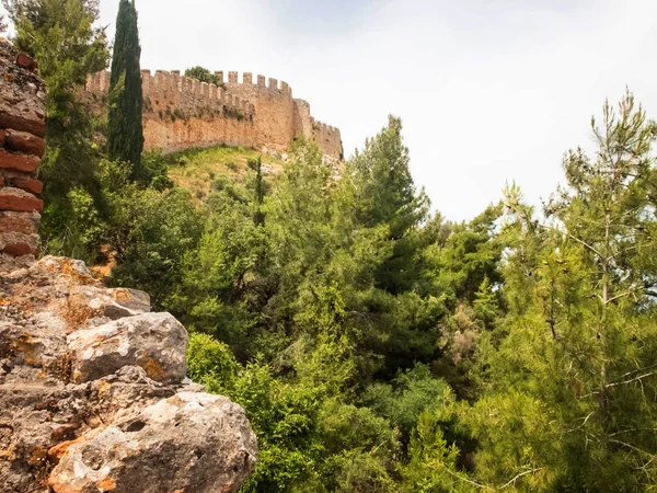 Alanya vár erőd fala és fenyőfák odakint. Alanya, Antalya, Törökország — Stock Fotó