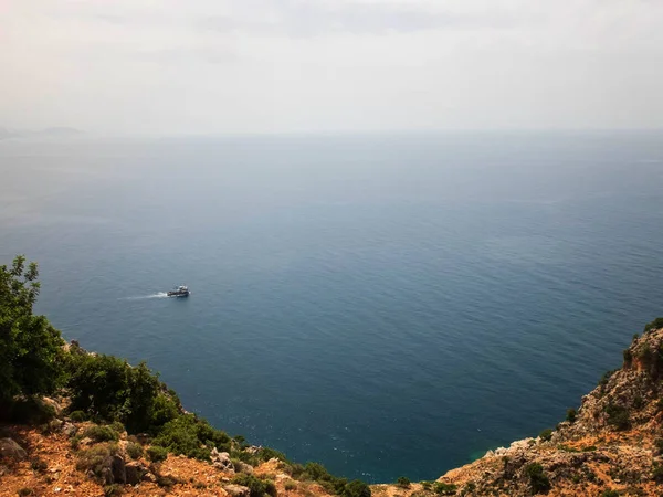 Ναυτικό σκάφος στη Μεσόγειο Θάλασσα. Θέα από το κάστρο Alanya, Αττάλεια, Τουρκία — Φωτογραφία Αρχείου