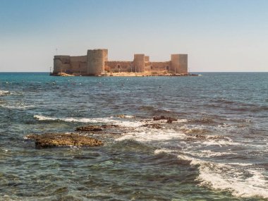 Deniz Kalesi olarak da bilinen Bakirenin Kalesi, Kizkalesi olarak da bilinir. Mersin ilinin Türkiye