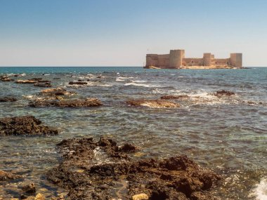 Deniz Kalesi olarak da bilinen Bakirenin Kalesi, Kizkalesi olarak da bilinir. Mersin ilinin Türkiye