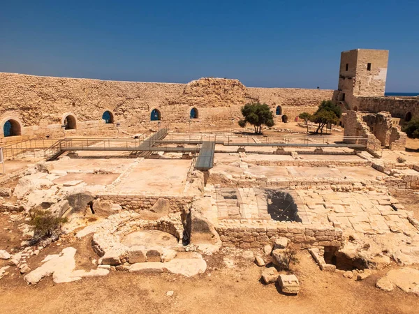 Restos do antigo edifício. Kizkalesi, província de Mersin, Turquia — Fotografia de Stock