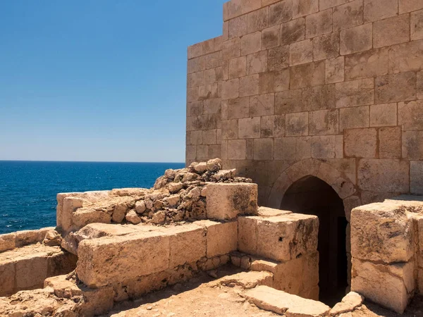 Antiguas murallas de la fortaleza y el mar Mediterráneo al fondo. Kizkalesi, provincia de Mersin, Turquía — Foto de Stock