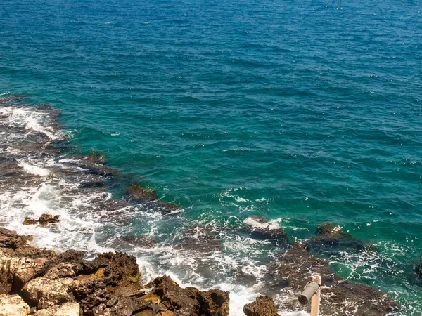 Las olas espumosas salpican a la costa rocosa. Mar Mediterráneo en Kizkalesi, provincia de Mersin, Turquía — Foto de Stock