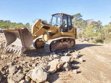 Yol inşaatı sırasında buldozer kayadır.