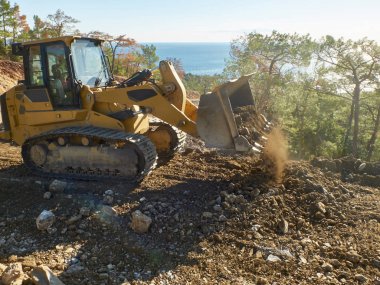 Buldozer inşaat çalışmaları sırasında toprağı hareket ettiriyor