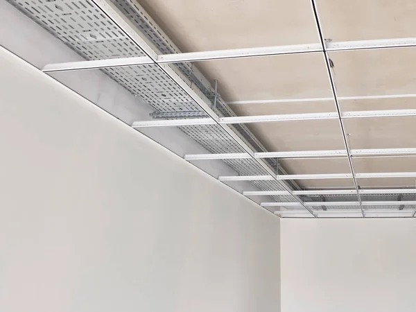 Cadre métallique de plafonds suspendus. Fabrication de faux plafonds — Photo