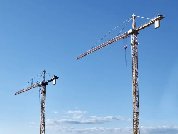 Two yellow tower cranes against blue sky — Stock Photo, Image