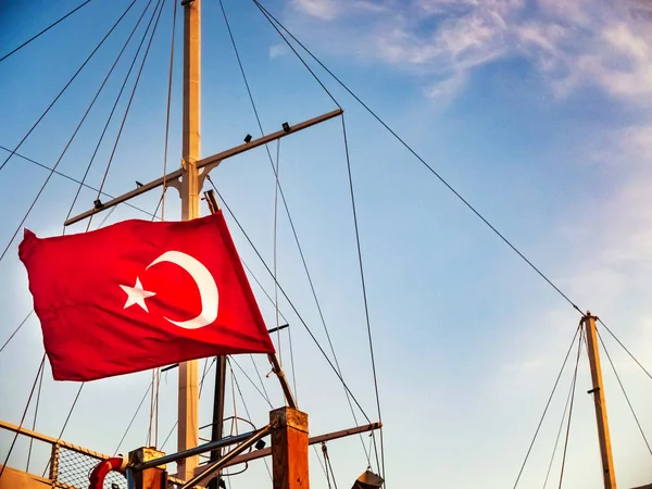 Türk bayrağı deniz gemisinin tepesinde sallanıyor