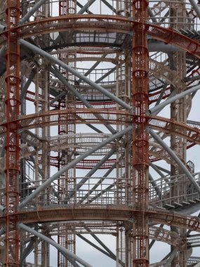 Merdiven ve köşegen destekli metal açılış dairesi inşaatı.