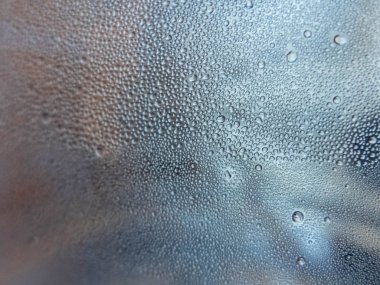 Plastik şişenin içine çok su damlıyor.