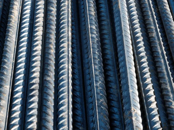 Ocelové výztužné tyče, průmyslové zázemí, stavební armatura — Stock fotografie