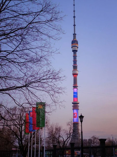 Moscou, Russie - avril 2018. Tricolore russe et armes de Moscou sur la tour de télévision et de radio Ostankino . — Photo