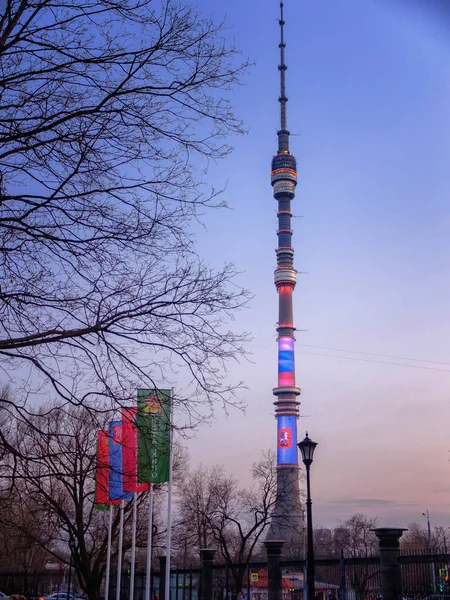 Moskva, Rusko - duben2018. Ruská trikolóra a ramena Moskvy na televizní a rozhlasové věži Ostankino. — Stock fotografie