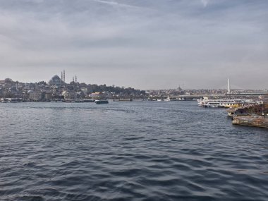 Golden Horn körfezindeki feribotlar. İstanbul, Türkiye - Aralık 2019