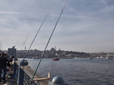 İstanbul, Türkiye - Aralık 2019. Balıkçılar Galata Köprüsü 'nde balık yakalıyor