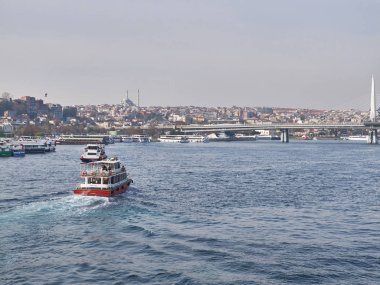 Golden Horn körfezindeki feribotlar. İstanbul, Türkiye - Aralık 2019