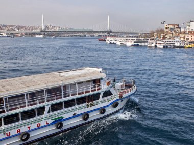 Golden Horn körfezindeki feribotlar. İstanbul, Türkiye - Aralık 2019