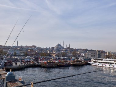 İstanbul, Türkiye - Aralık 2019. Balıkçılar Galata Köprüsü 'nde balık yakalıyor