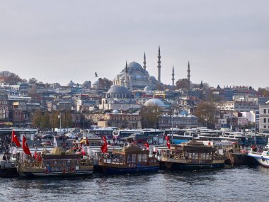 İstanbul, Türkiye - Aralık 2019. Arka planda Süleyman Camii 'nin karşısındaki Golden Horn körfezinde yüzen fast food tekneleri.