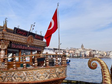İstanbul, Türkiye - Aralık 2019. Arka planda Galata Kulesi 'nin karşısındaki Golden Horn körfezinde fast food tekneleri yüzüyor..