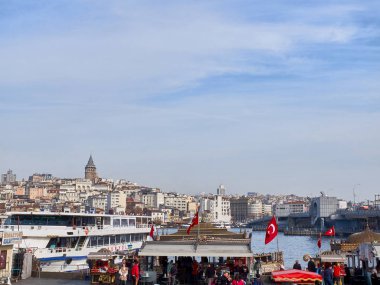 İstanbul, Türkiye - Aralık 2019. Arka planda Galata Kulesi 'nin karşısındaki Golden Horn körfezinde fast food tekneleri yüzüyor..