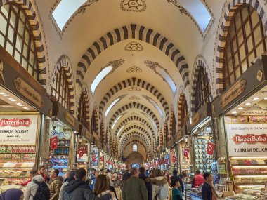 İstanbul, Türkiye - Aralık 2019. Spice Bazaar ya da Mısır Pazarı 'ndaki kalabalıklar