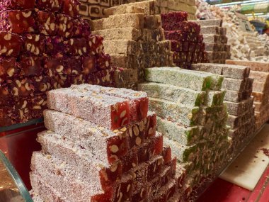 Geleneksel Türk yemekleri tezgahta.