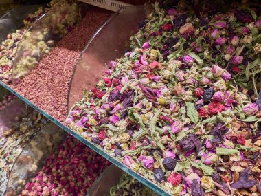 Türk pazarında kurutulmuş çiçek ve baharatlar
