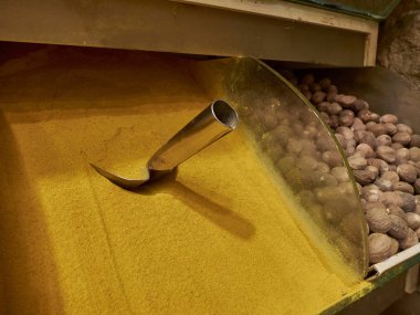 Baharat Pazarı 'nda farklı baharatlar var.