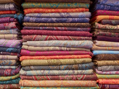Geleneksel Türk mili renkli kumaş parçaları.