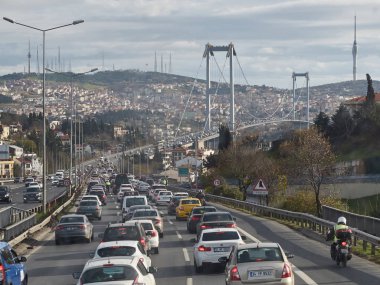 İstanbul, Türkiye - Aralık 2019. Boğaz köprüsü yakınlarında trafik sıkışıklığı