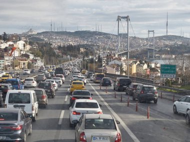 İstanbul, Türkiye - Aralık 2019. Boğaz köprüsü yakınlarında trafik sıkışıklığı