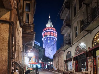 İstanbul, Türkiye - Aralık 2019. Galata Kulesi ve caddesi akşam yakınlarındaydı.