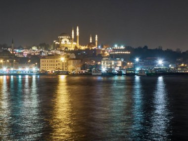 İstanbul, Türkiye - Aralık 2019. Süleyman Camii ve Haliç Koyu Işıkları akşam saatlerinde yankılanıyor