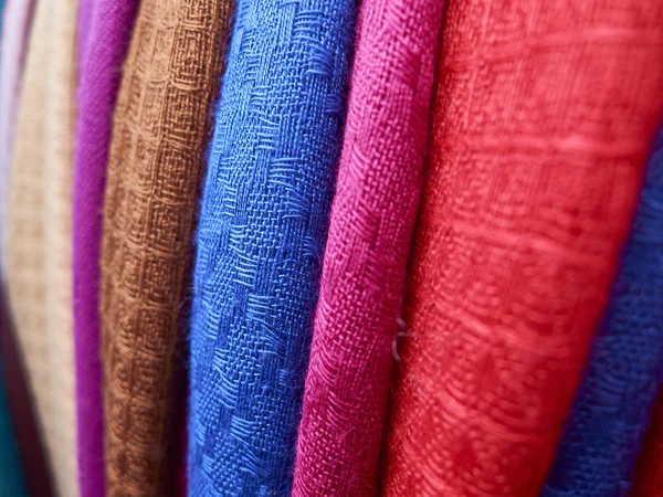 Geleneksel Türk mili renkli kumaş parçaları