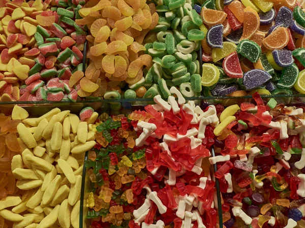 Jelly fruits and traditional turkish delight sweets at market counter — Stock Photo, Image