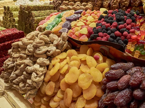 Geleneksel Türk pazarında kurutulmuş meyve ve şeker
