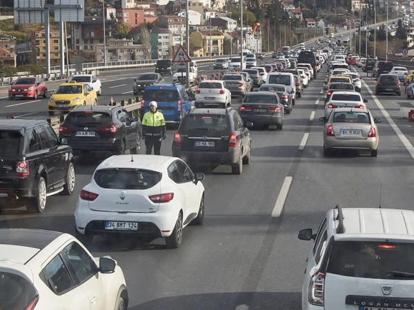 Estambul, Turquía - Diciembre 2019. Atasco de tráfico cerca del puente del Bósforo — Foto de Stock